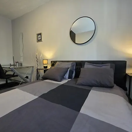 Апартаменти Luxury Near And Old Town